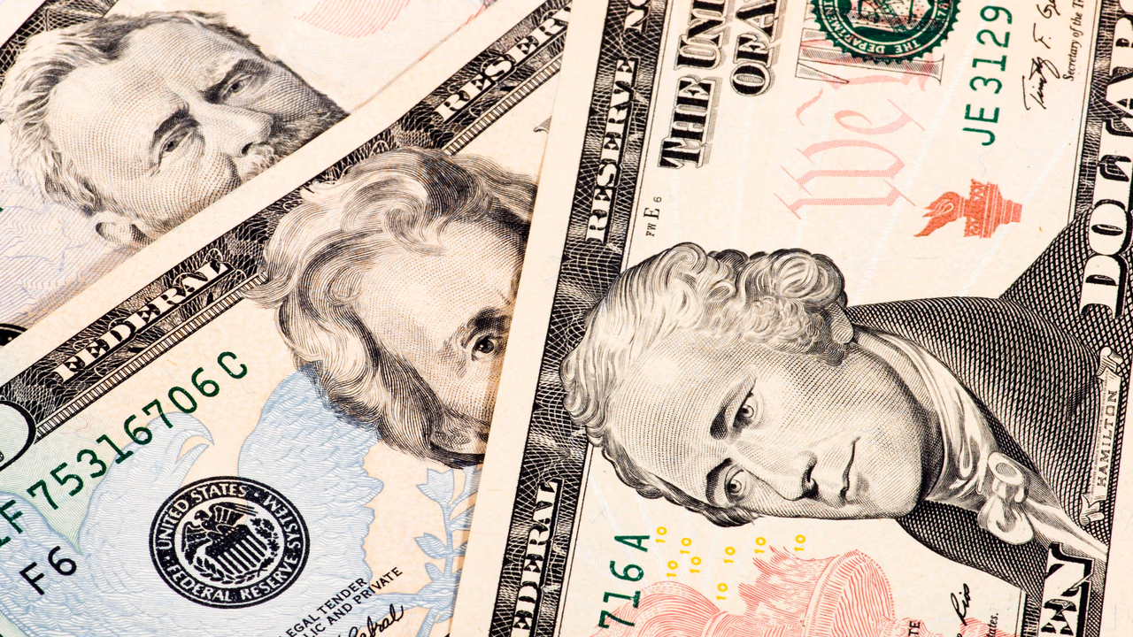 Dólar fecha a R$ 4,91 e atinge menor nível desde janeiro de 2024